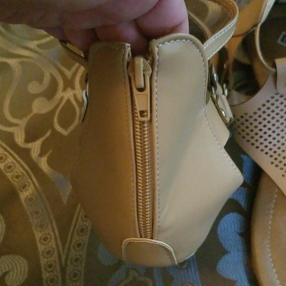 NWOT Womens Yucca T-Strap sandals, size 9 - Picture 4 of 5